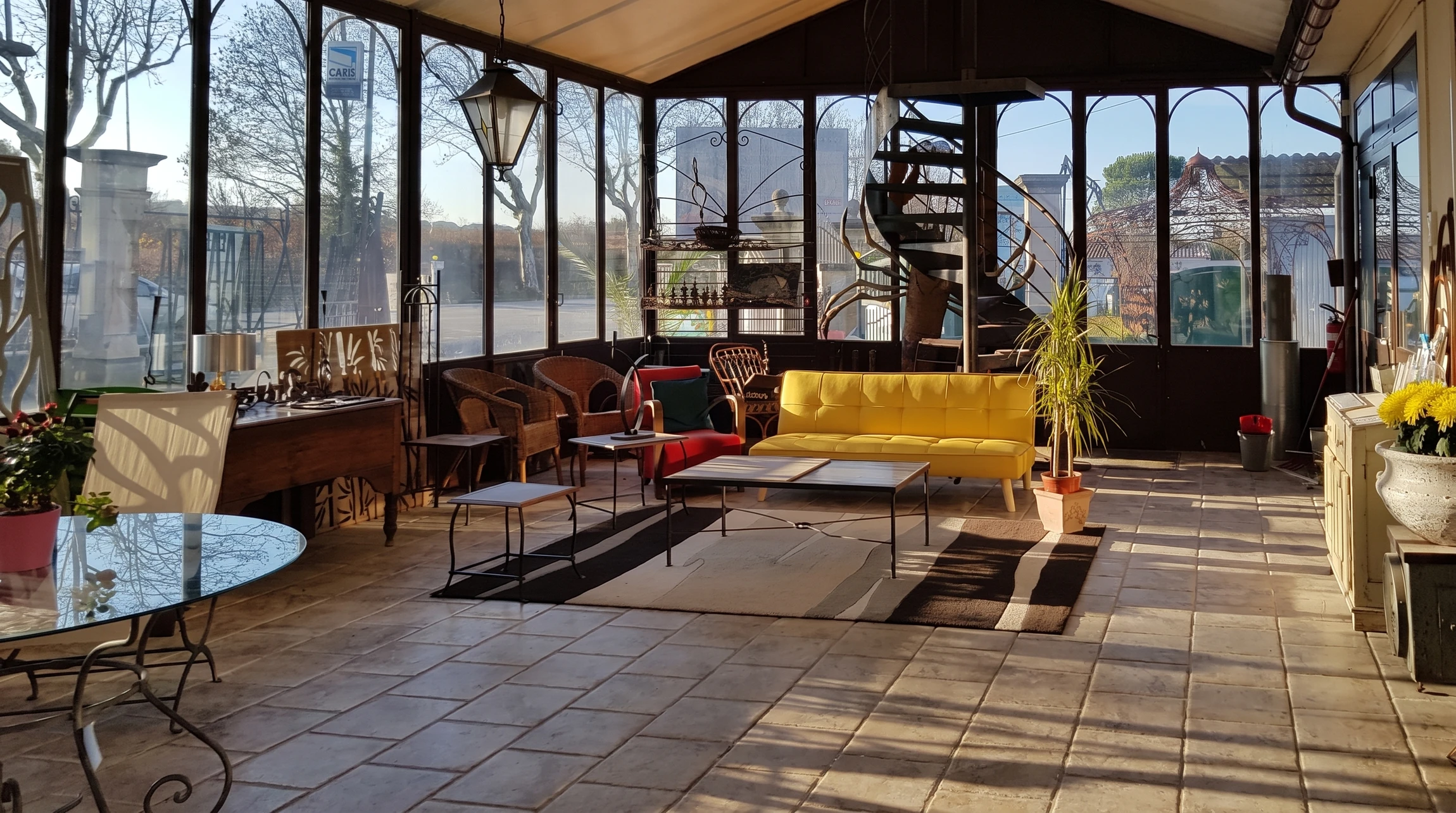 Terrasse en bois composite avec vue sur garrigue méditerranéenne