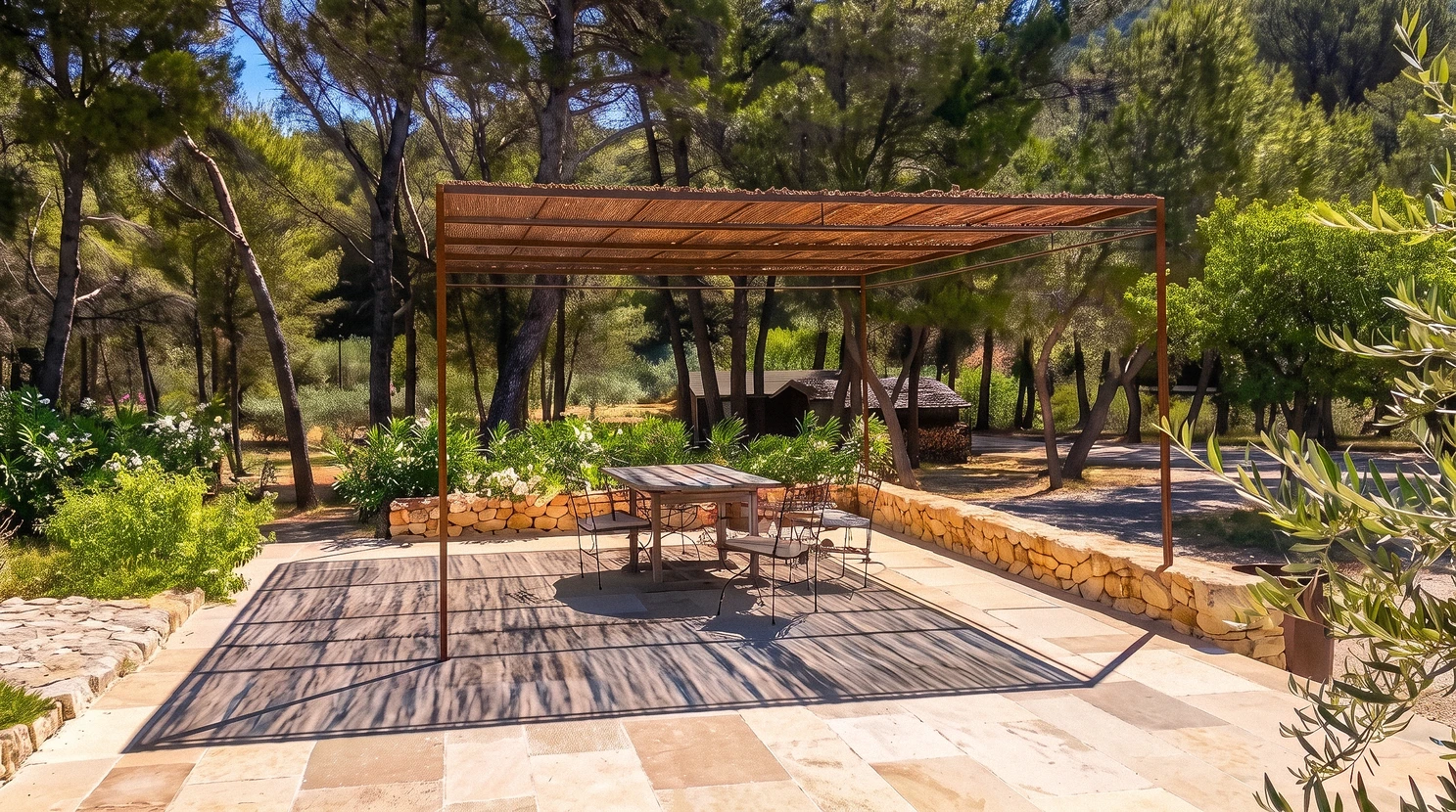 Véranda lumineuse avec mobilier éclectique : canapé convertible jaune moutarde, fauteuils en rotin tressé, table basse métal-bois, chaises vintage rouge
